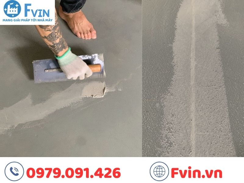 Nhân sự F VIN đang trám vá xử lý các khuyết điểm trên bề mặt sàn để đảm bảo chất lượng thi công tốt nhất