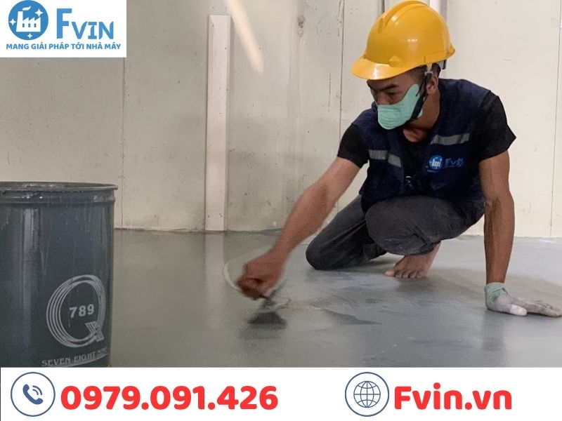 Nhân sự F VIN đang triển khai thi công sơn nền epoxy esd