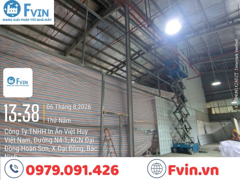 Nhân sự F VIN đang triển khai lắp đặt vách Panel