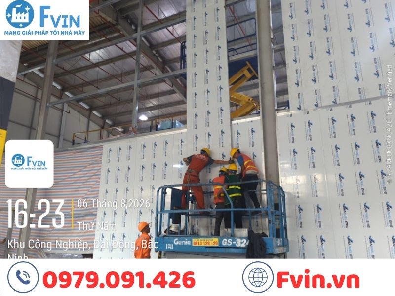 Nhân sự F VIN đang triển khai lắp đặt vách Panel