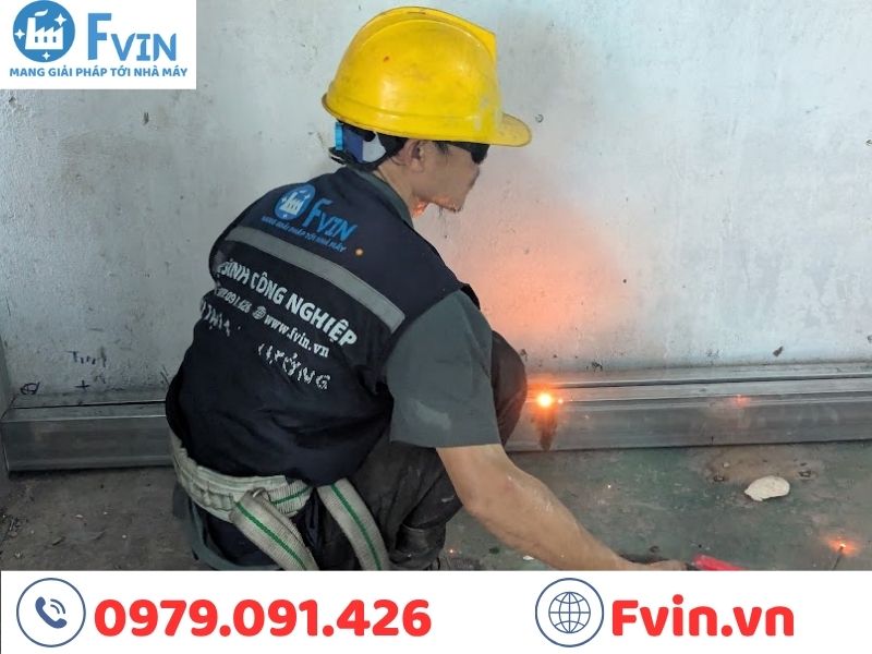 Nhân sự F VIN đang triển khai hàn kết cấu thép