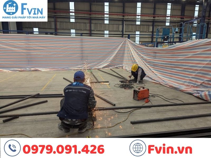 Nhân sự F VIN đang chuẩn bị nguyên vật liệu để thi công hạng mục