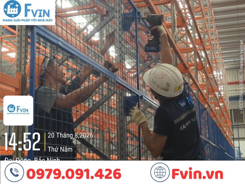 Nhân sự F VIN đang lắp đặt vách lưới ngăn vào vị trí 