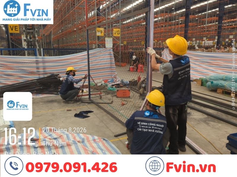 Nhân sự F VIN đang dựng khung vách lưới B40