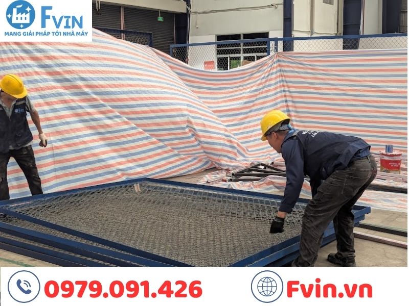 Nhân sự F VIN chuẩn bị khung vách lưới B40