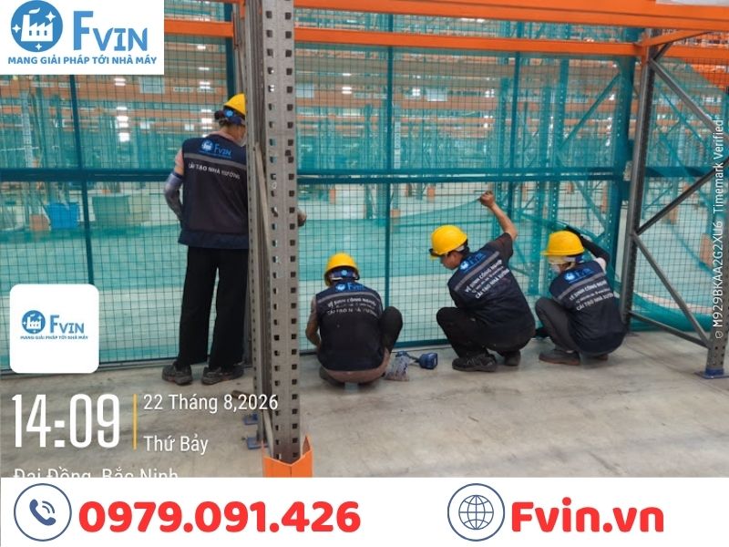 Nhân sự F VIN đang lắp khung lưới B40 vào vị trí chỉ định