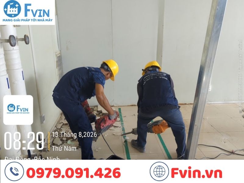 Nhân sự F VIN triển khai đục nền gạch men cũ