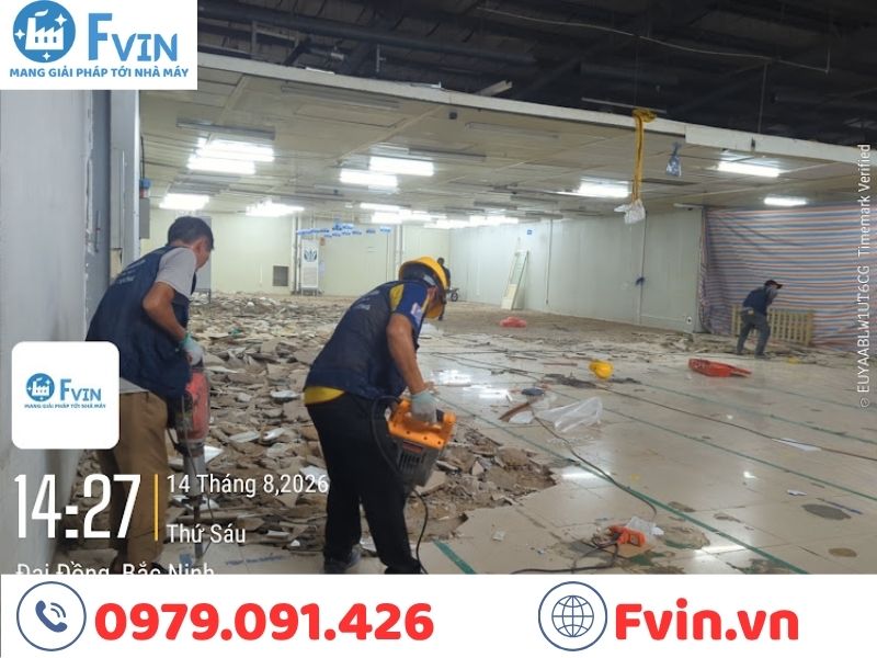 Nhân sự F VIN đang đục tẩy gạch men cũ